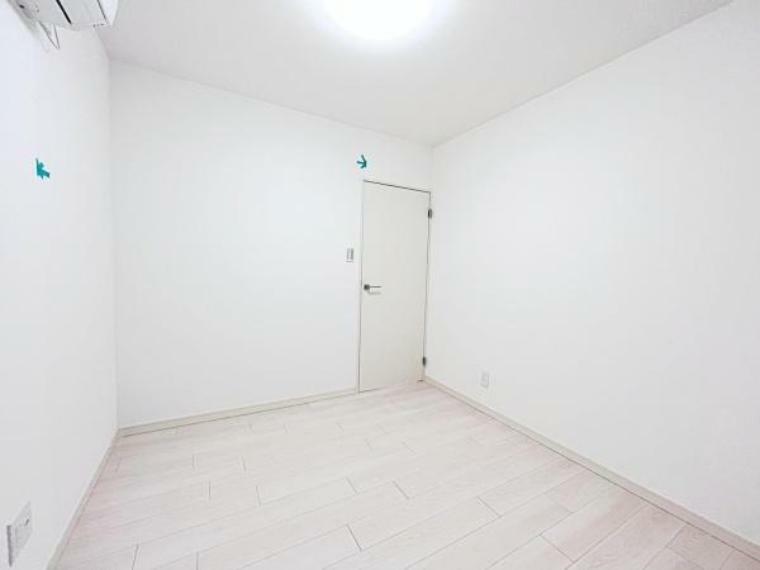 洋室 ～・～Room～・～ 全居室ゆったりとした間取に便利な収納スペースがあり、お部屋がスッキリ片付きます。