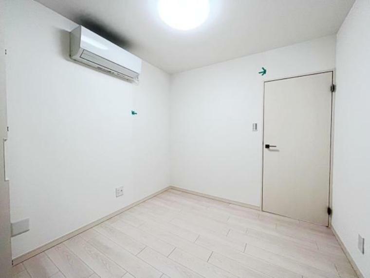 洋室 ～・～Room～・～ 全居室ゆったりとした間取に便利な収納スペースがあり、お部屋がスッキリ片付きます。