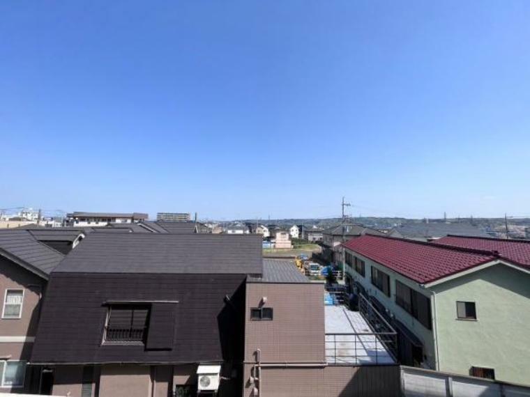 バルコニーからの眺望です。お天気の良い日には青空が広がります。