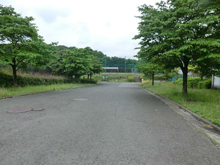 公園 上菅田東部公園（水道局菅田配水池の上部を利用し、野球ができる広いグラウンドが整備されています。）