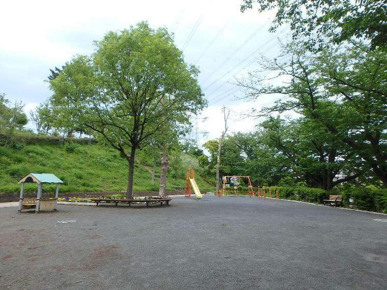 公園 秋葉台公園（高台にあり桜の名所として知られています。2012年にリニューアルされ展望デッキや展望広場も整備されました。夜は夜景が綺麗に見られます。）