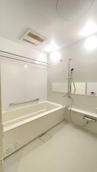 広々バスルームは浴室乾燥機付きで、雨の日のお洗濯にも大活躍です！室内（2024年4月）撮影