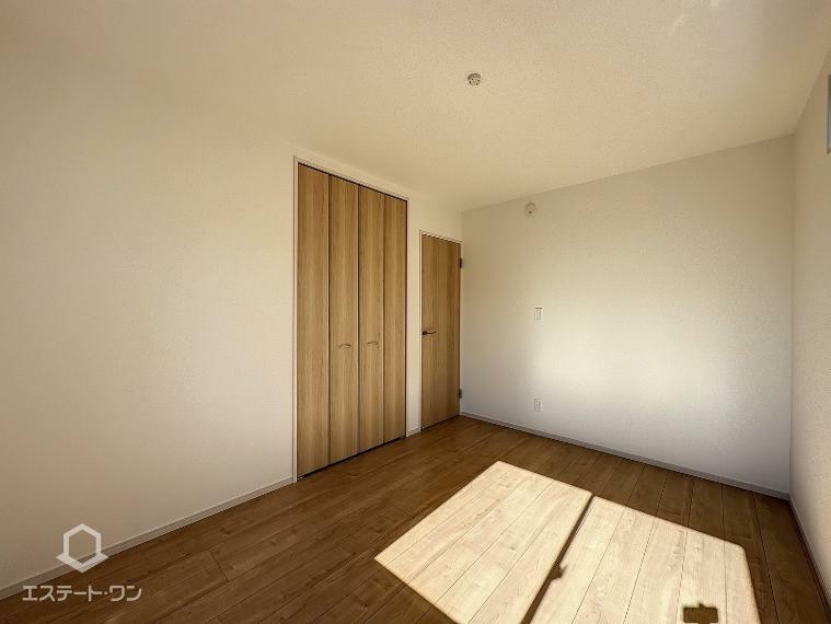 洋室 洋室6帖 ゆとりの広さのプライベートルームには、収納充実のクローゼットもあります。