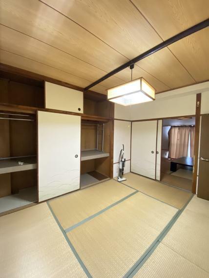 造り付け収納で余分な家具を置かなくて良いので、お部屋がすっきりして広く使えます。