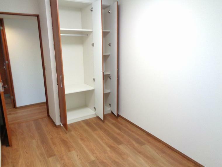 洋室 全居室収納スペース完備で、お部屋を広々とお使いいただけます。