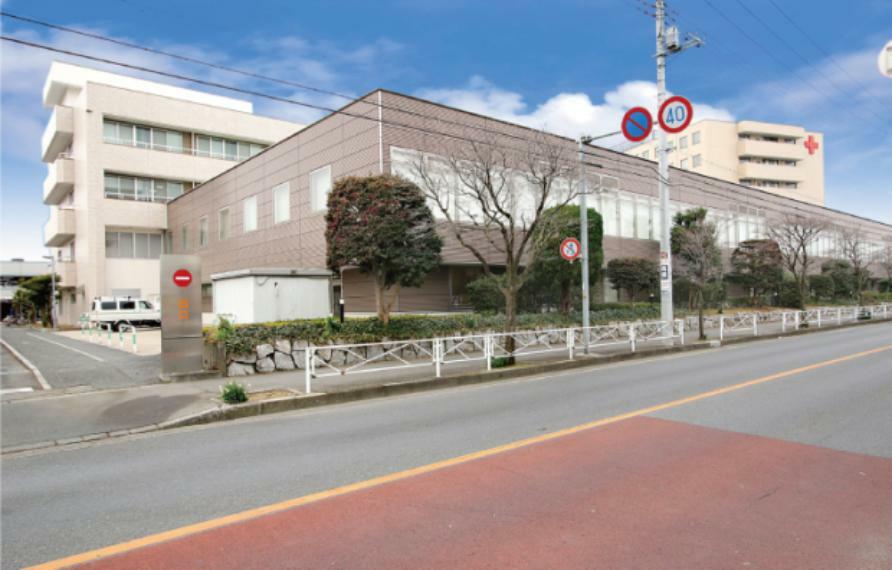 病院 現地から430m～490m。　深谷赤十字病院　埼玉県災害拠点病院など多くの指定を受けている県北の医療の中心となる病院です。診療科は、内科から小児外科など全26科あり、救急診療も受け付けています。