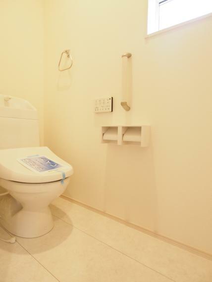 ウォッシュレット、暖房便座、トルネード洗浄の節水タイプのトイレです。<BR/>各階にトイレがあります。