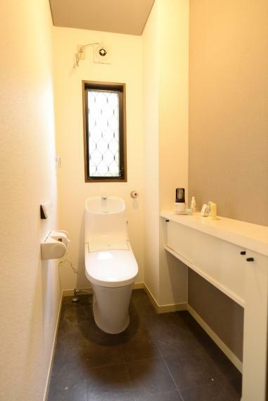 トイレ 小窓があり明るく通気性のあるトイレ。温水洗浄便座仕様です。