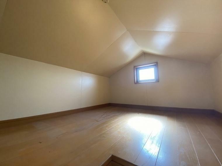 収納 大きな屋根裏部屋はなんだかワクワクしてしまうスペース。趣味の空間や子供のワークスペース、季節物の収納など色々な用途に利用できそうな予感。