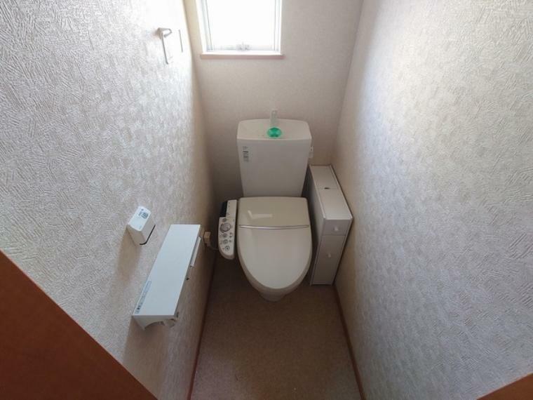 トイレ 1F 清潔好きには欠かせないウォシュレット機能付き。