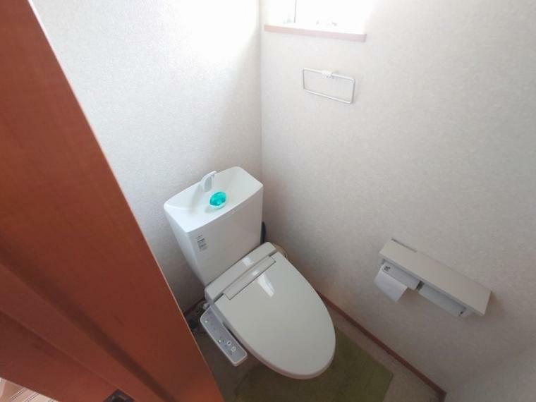 トイレ 2F 注目度の高いお手洗い。ちゃんとウォシュレット機能ついてます。