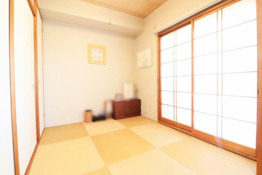 和室4.5帖　収納スペースがあり、琉球畳の部屋です。