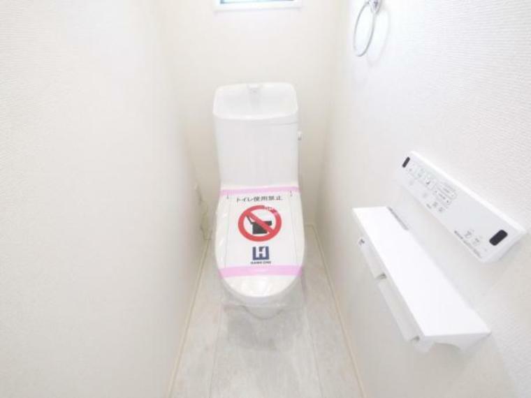 トイレ 白を基調とし、清潔感をデザインしたトイレ空間です。使い心地もしっかり追求した先進のトイレを搭載しております。