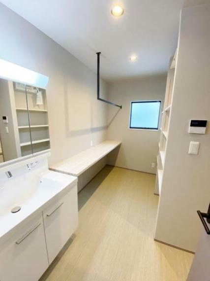 ランドリースペース 収納スペースを多く確保できる、広めの洗面室