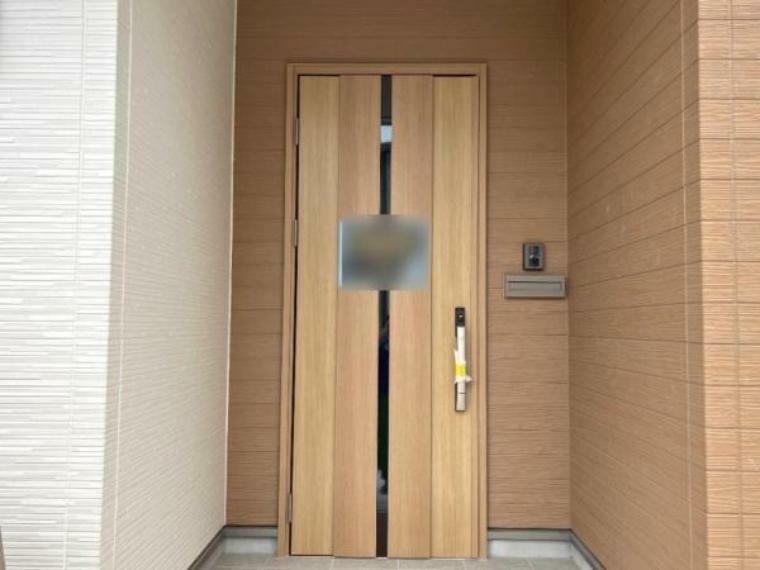 玄関 断熱玄関ドアを使用しております。電子錠を採用。