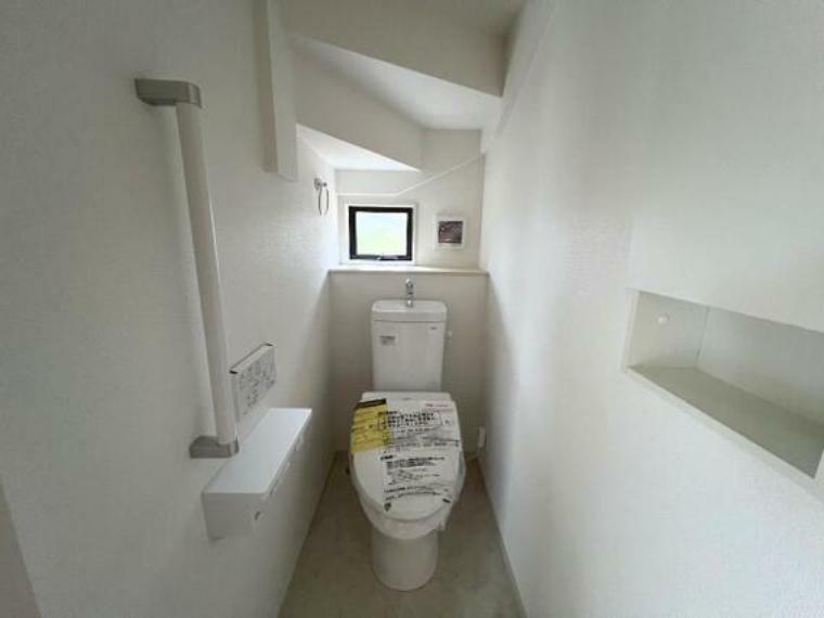 階段下の有効スペースにトイレを配置することで、スッキリした間取り設計となっております。
