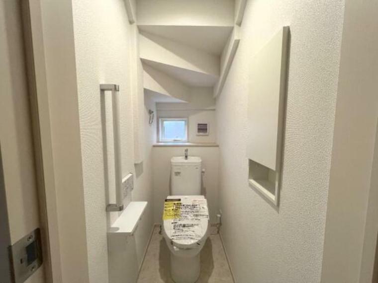 トイレ 階段下の有効スペースにトイレを配置することで、スッキリした間取り設計となっております。
