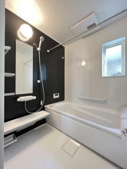 浴室 浴室にはシャンプー置き場などもあり、洗い場スペースを広く使えそうです。