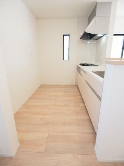 キッチン 作業スペースが広く家事動線をゆったりと確保できるキッチンです。