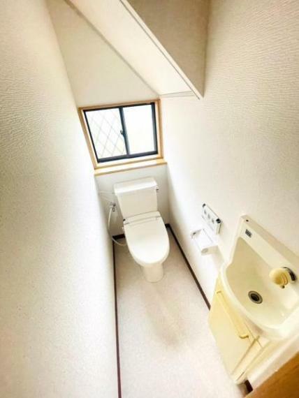 トイレ 明るい窓付きのトイレ。換気ができます。