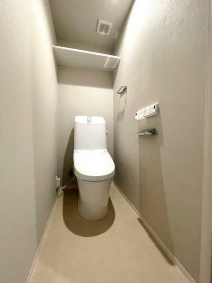 汚れも目立ちにくいカラークロスを採用したトイレ