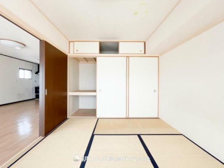 【和室】和室には洋室とはまた違った良さがある。畳の香りに癒され、日本を感じることのできる落ち着きある一部屋です。障子からこぼれる光も優しく心穏やかになる空間です。ここでお昼寝なんて・・・贅沢ですね。