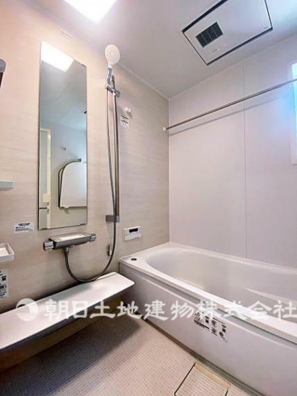 浴室 広めの設計のバスルーム。床はクッションのような材質のため冬場でも冷たくありません！