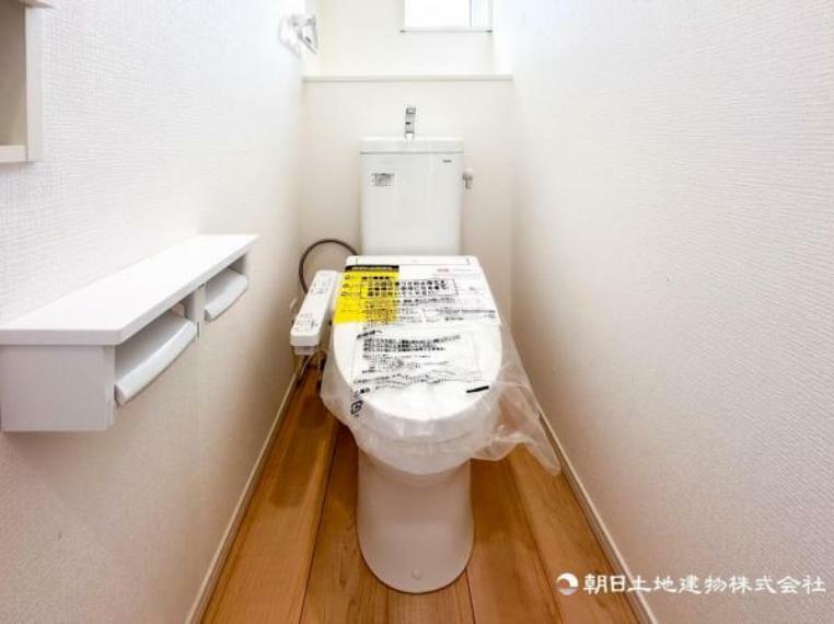 トイレ 【トイレ】清潔な空間であって頂けますように汚れをふき取り易いフロアと壁紙をチョイス致しました。