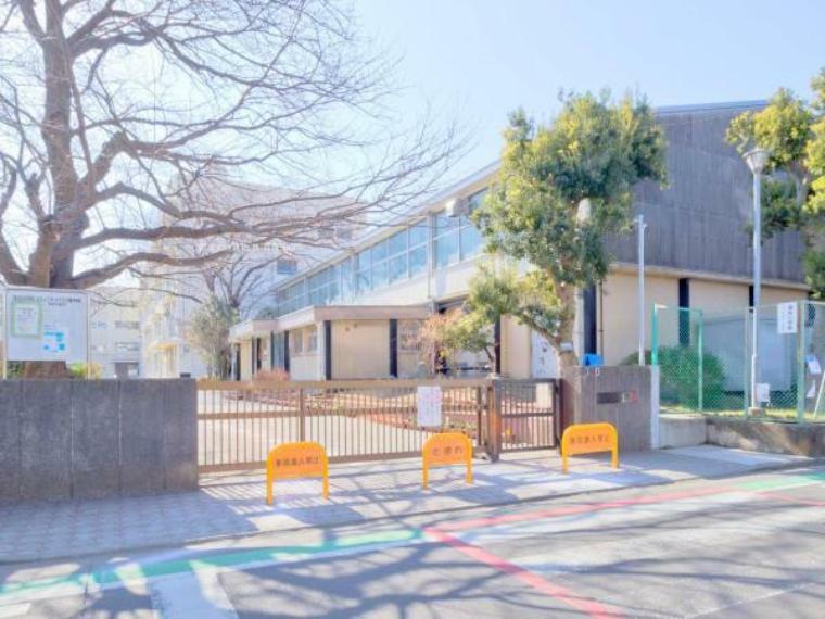 小学校 横浜市立深谷小学校　広い道があるため安心して通学いただけます。