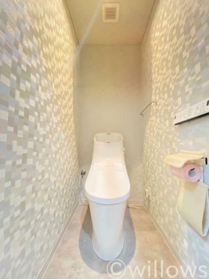 トイレ いつまでも清潔な空間であってほしい水回りは、目に留まるだけではなく、汚れをふき取り易いフロアと壁紙に。お気に入りの絵画を飾ったり、小さなお部屋でも工夫次第で素敵な空間に。