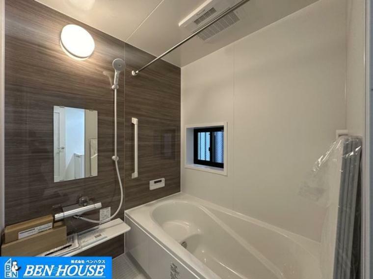 浴室 浴室換気乾燥機付きシステムバス・お手入れしやすい浴室です・窓があり換気もしやすい浴室・体操着やYシャツなどご家族の急な洗濯物も、浴室乾燥機で夜のうちに乾かせて便利ですね。