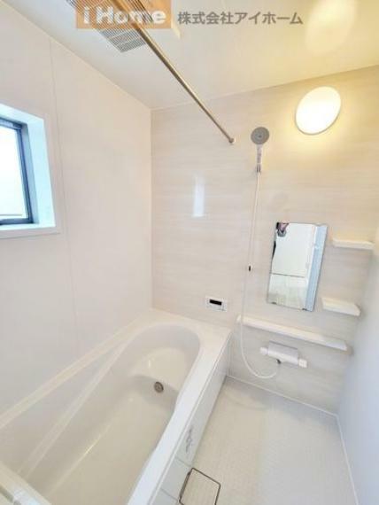 高級感漂う内装が印象的なバスルーム。浴槽もスッキリ、洗い場スペースも十分確保できています。