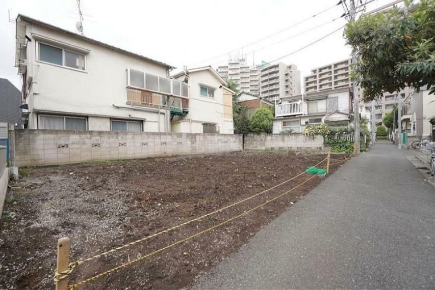 現況写真 主に近隣にお住まいの方が利用する道路なので、車の通り抜けが少なく防犯面でも安心感があります。