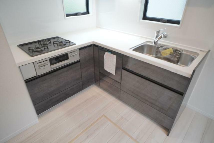 L字型のキッチンは調理スペースが広く、ミキサーなどを置いておいても余裕があります。
