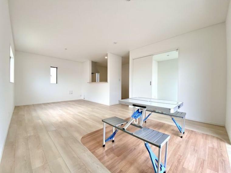 居間・リビング フローリングは、日常生活で床材の受ける様々な傷や、温度・湿度変化によるひび割れの発生を大幅に抑える特殊加工を施工済みです！