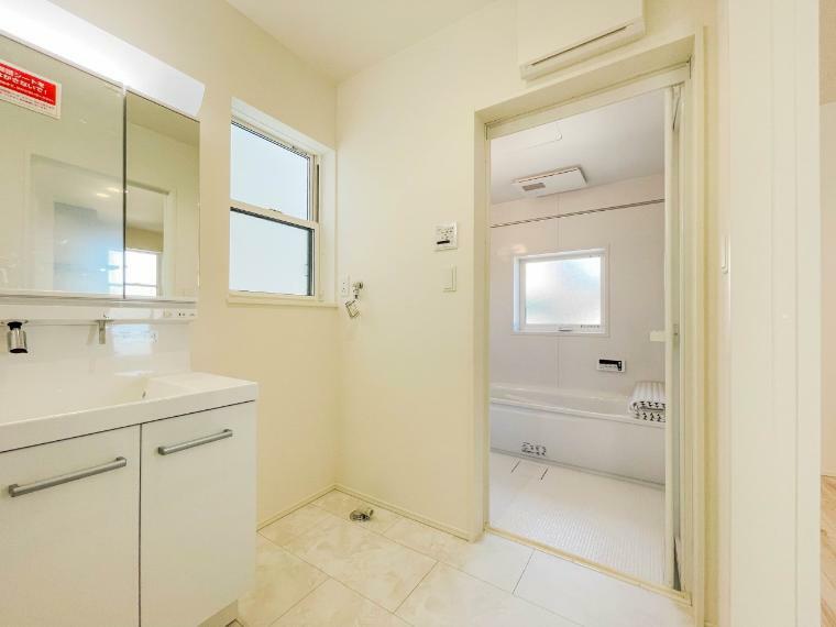洗面化粧台 洗面所は小さなプライベートスペース。歯磨き、洗顔と毎日施す個人空間。
