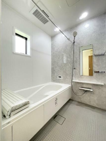 浴室 優しい色合いのバスルーム。ゆったりとリラックスできそうですね。