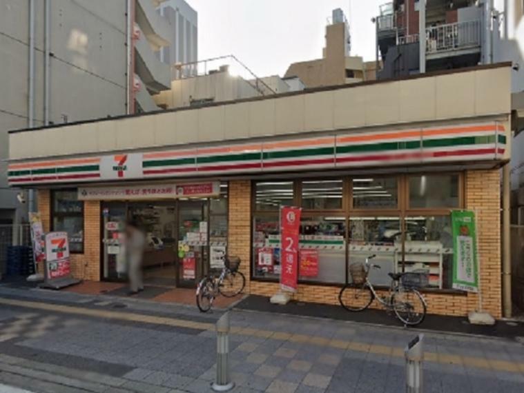 コンビニ 品揃えが豊富です。お店の前からスカイツリーが見えます。