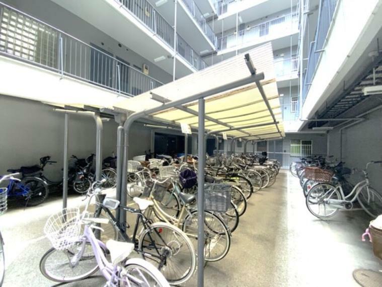 駐輪場 駐輪スペースが広くございますので、自転車を複数台お持ちの方でも安心です。