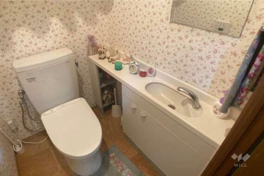 トイレ トイレ、手洗いが設置されており衛生的です。動線の中央にあるためそれぞれの部屋からのアクセスも良好！