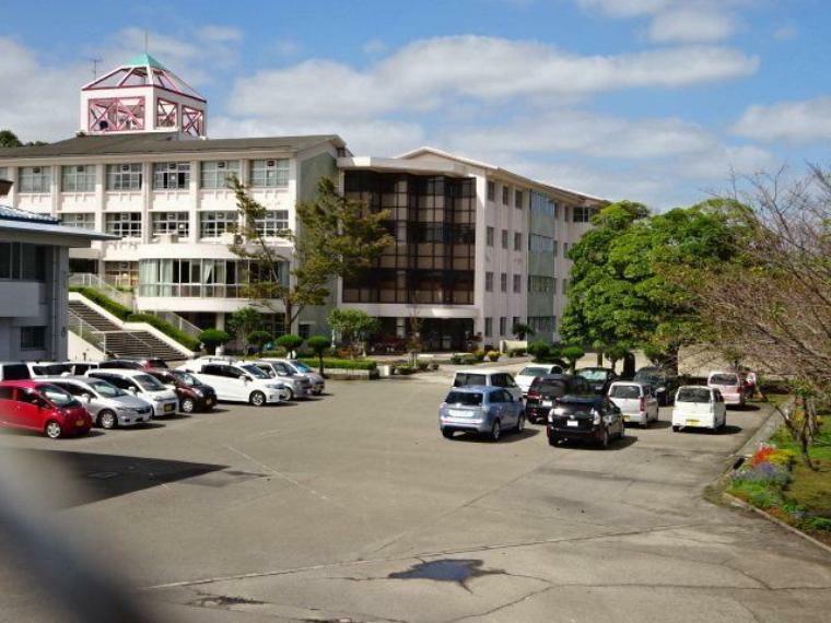 小学校 武岡台小学校【鹿児島市立武岡台小学校】は、武岡6丁目に位置する1989年創立の小学校です。令和3年度の生徒数は251人で、11クラスあります。