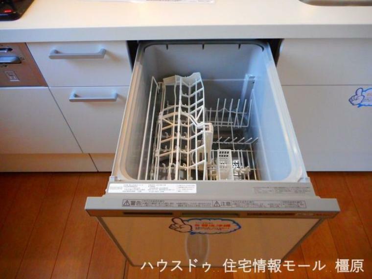 同仕様写真（内観） 家事の負担を軽減する食器洗浄乾燥機。高温のお湯と水圧で洗浄し、手洗いよりも清潔です（同仕様）