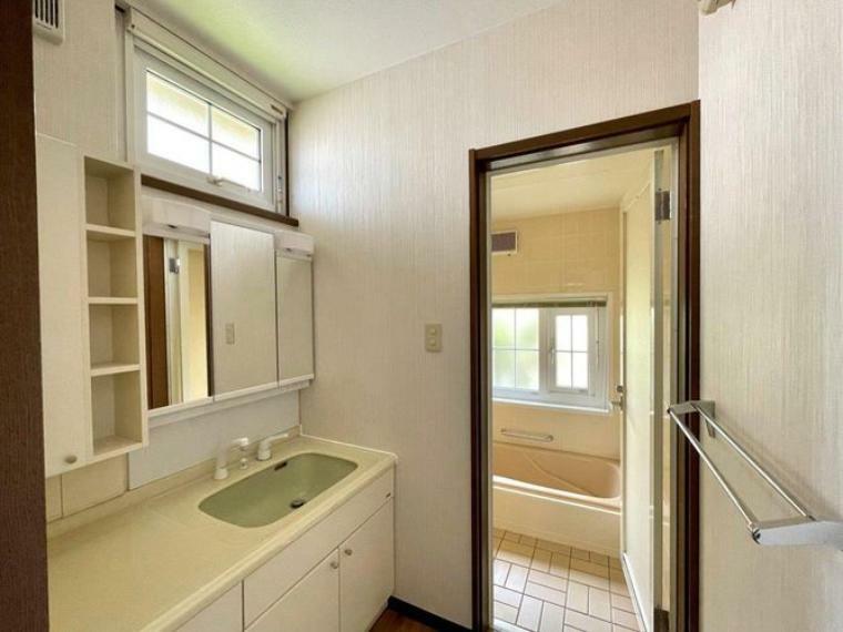 洗面化粧台 1階洗面所。洗面浴室とも窓があり日中でも明るいです。