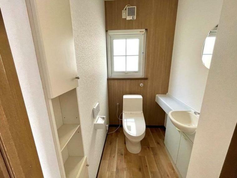 トイレ 1階トイレ。手洗い・収納がございます。