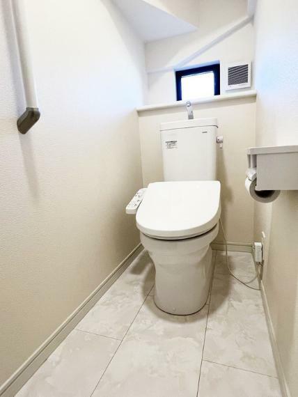 トイレ 1階トイレ。もちろん温水洗浄機能付きです。