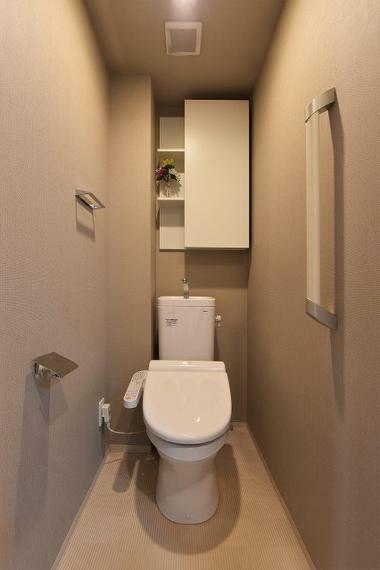 トイレ 清潔感溢れる温水洗浄便座付きのトイレです。上部に棚がありトイレ用品がスッキリ片付きます。