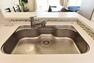 キッチン 浄水器一体型ハンドシャワー混合水栓を採用。広々としたシンクで大きなお皿やお鍋の洗い物も楽々です。