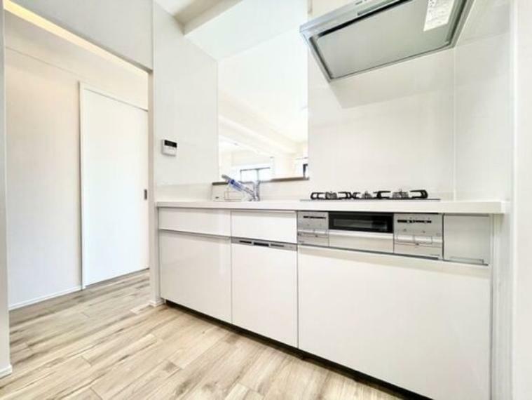 キッチン ホワイトを基調とした清潔感のあるキッチン。ゆったりと作業できるスペースが魅力です。