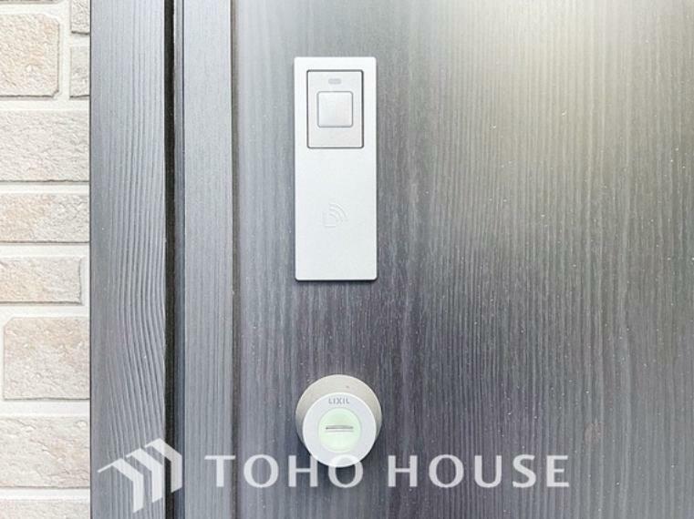 防犯設備 ICチップを用いたカードキー等で玄関扉の施錠＆解錠が出来る設備。最近は鍵穴の無いドアも増えてます。