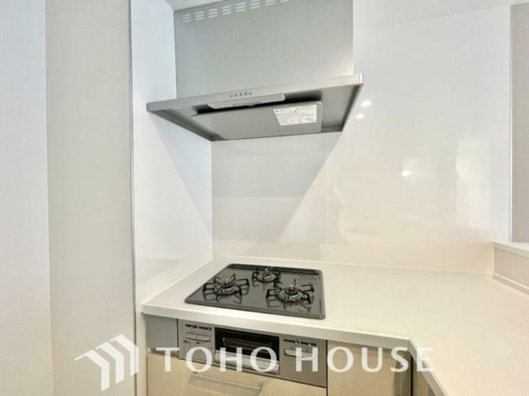 キッチンの換気扇はスタイリッシュなデザインかつ日々のお手入れもラクラクな仕様となっております。